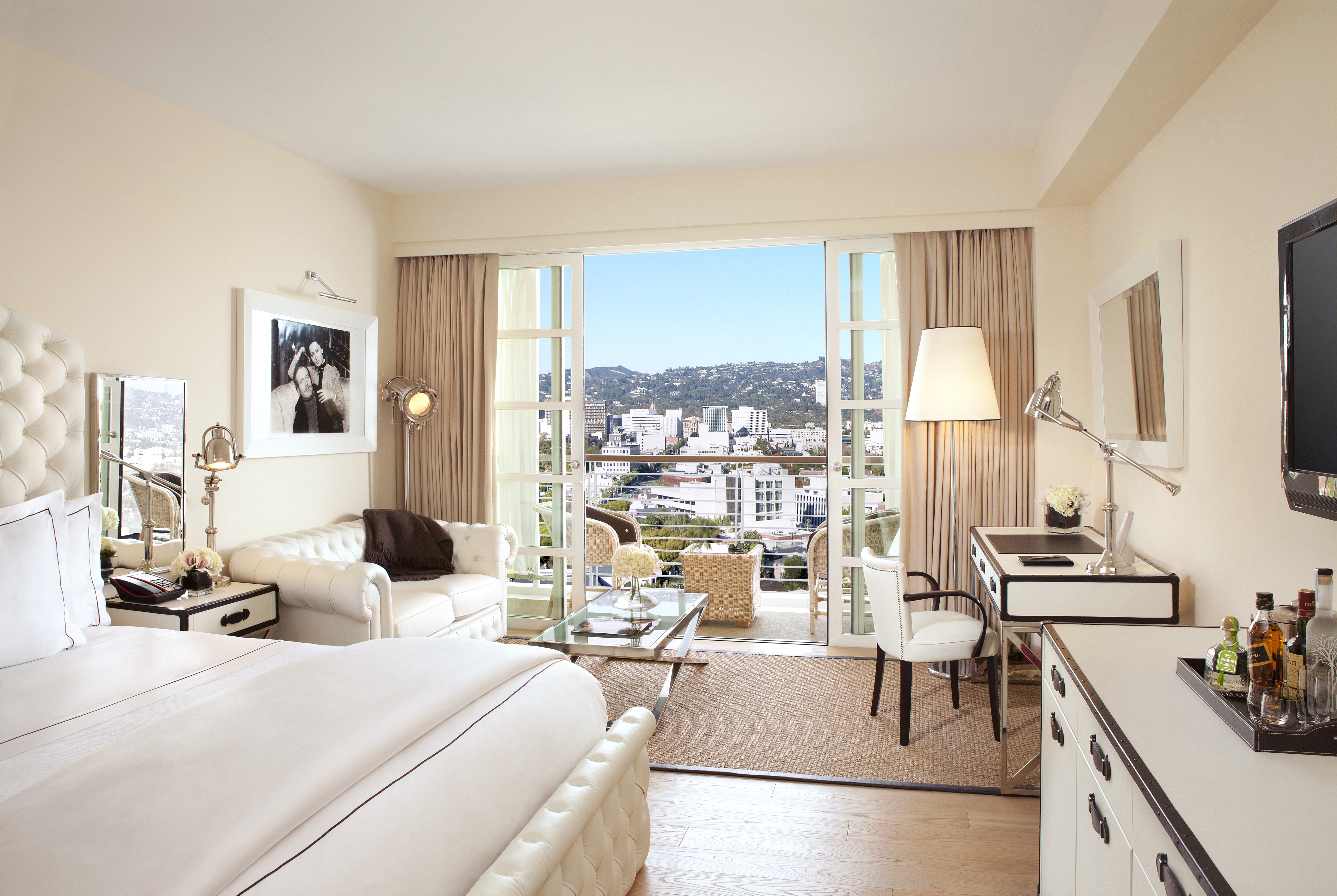 white-premium-beverly-hills-view-room-at-mr-c14